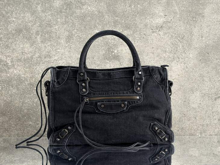 Picture of Balenciaga Handbags _SKUfw230464489fw